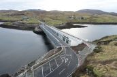 Puente de acceso a Bernera, isla de Lewis, Escocia